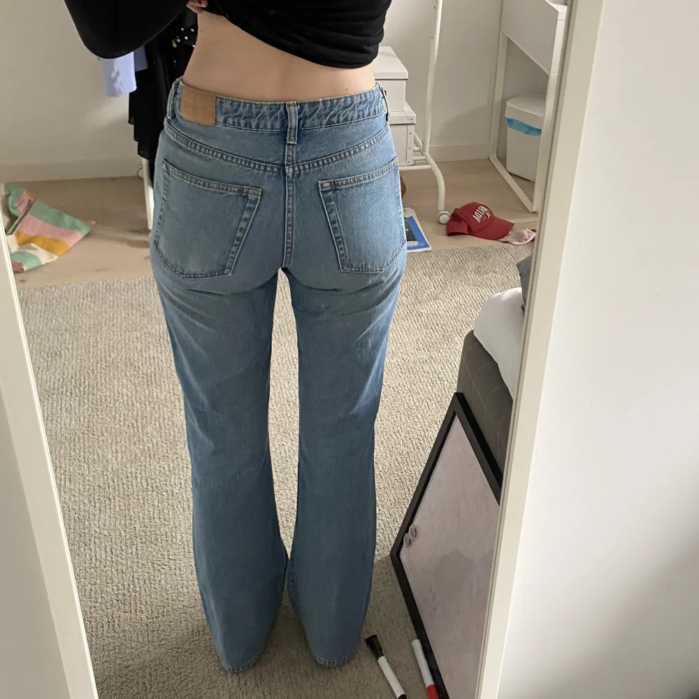 Mina favoritjeans som tyvärr börjar bli för små i midjan🥹 de är i modellen Sway från weekday som inte längre säljs! De är i storlek 27/34 och är perfekt i längden för mig som är 178❤️. Jeans & Byxor.