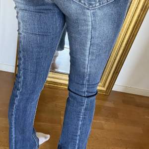 Boot cut jeans med najs tvätt🤩 De har en as snygg söm baktill🗣️ Rätt stretchiga också🤸🏻‍♀️
