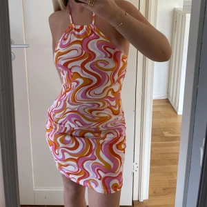 Klänning  - Skitsnygg lätt klänning i storlek S! Säljer då jag aldrig använder den. Perfekt till sommaren:)