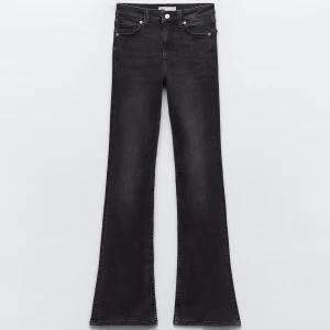 lågmidajde bootcut jeans  - jättefina svarta lågmidjade bootcut jeans från zara, använda ett fåtal gånger 🫶🏻 skrevor gärna om du har frågor 