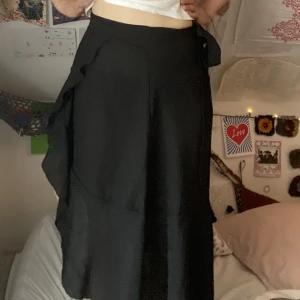 En söt knytkjol💜🖤 - En svart knytkjol i storlek s❣️