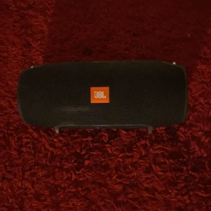 JBL HÖGTALARE  - Jbl högtalare bra skick! Bara det på bilden medföljer vid köp👍