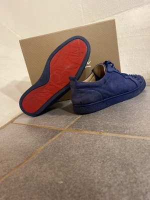 Blå loubs - Selges  Sender til hele Sverige og Norge!  Str 42 Inte boks