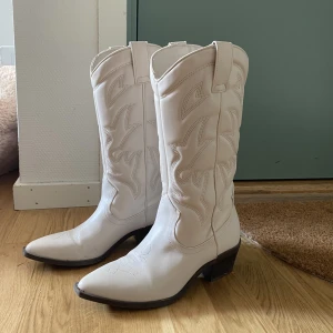 Cowboy boots Stradivarius - Vita cowboy-boots från Stradivarius i storlek 37. Använda 3 gånger, så gott som nya. 