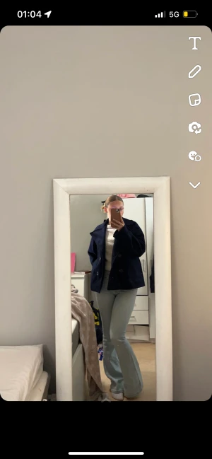 Kappa - Byte eller köpes Säljer min super fina kappa från design by si i xs/s  Vill någon byta mot en svart i samma storlek vore det toppen! 