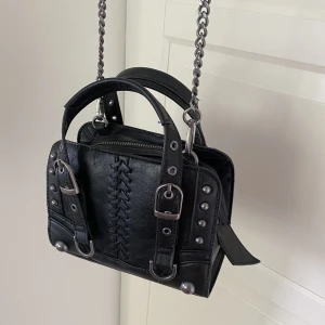 Zara väska - Jag säljer den här super snygga zara väskan😍 Den är endast använd fåtal gånger och därför är sicket mycket bra på väskan. Om ni har några frågor är det bara att skriva💋