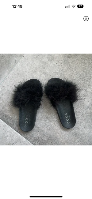 Tofflor med fjädrar  - Säljer dessa tofflorna med fluff (fjädrar)🥰 endast använda en gång! Köpta för 650kr