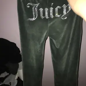 Jag säljer mina mörk gröna juicy byxor i storlek xxs för jag passade inte i den färgen de är i bra skick har inte använt de så mke bara några gånger fick de i vintras