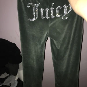 Mörk gröna juicy byxor - Jag säljer mina mörk gröna juicy byxor i storlek xxs för jag passade inte i den färgen de är i bra skick har inte använt de så mke bara några gånger fick de i vintras