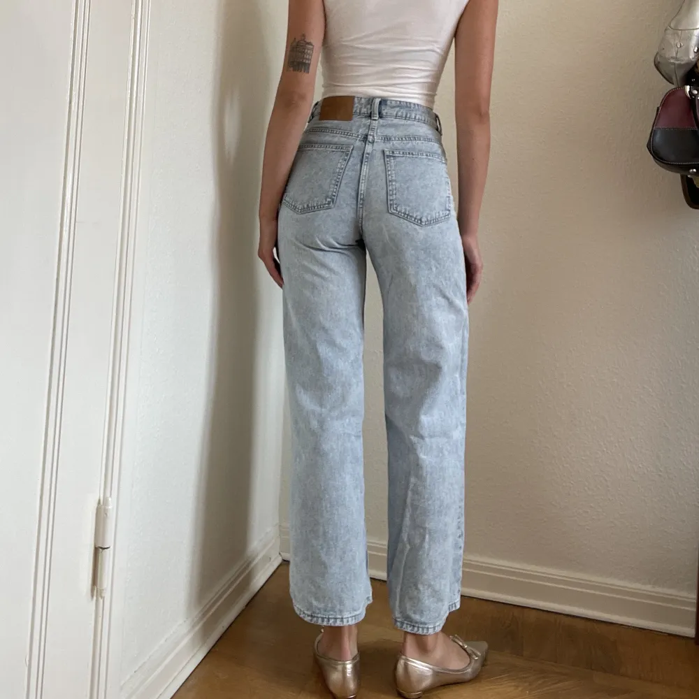 Highwaisted, light washed och vida jeans från H&M i storlek 36. . Jeans & Byxor.