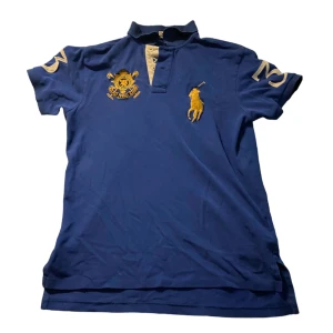 Chief keef polo - Hard ass Scottland polo as snygg och skön perfekt för alla glo boys och alla stekare med den här har ni kunglig status på Sture 🔥🔥😜