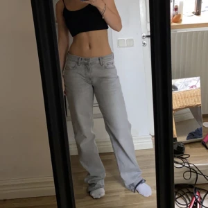 Grå jeans - Säljer de populära grå jeansen från Gina tricot i superbra skick!😍lågmidjade och raka i benen🙌