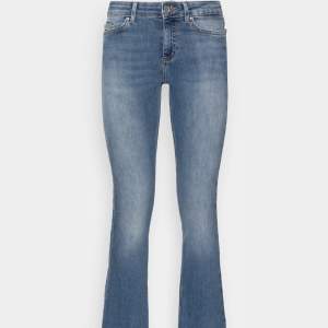 Säljer mina only bootcut jeans! Storlek S/34. väldigt fint skick. Köpta för ca 600kr!