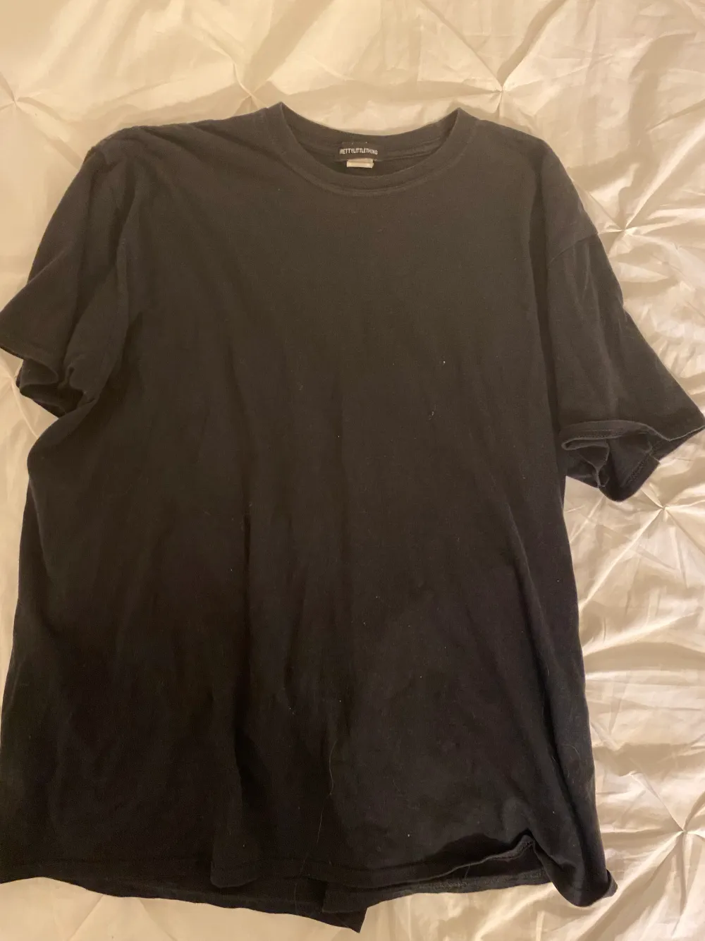 En svart t-shirt i oversized modell 🩵 Säljer då jag har flera likadana 💙. T-shirts.