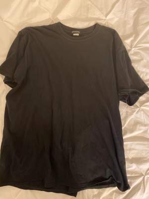 En svart t-shirt i oversized modell 🩵 Säljer då jag har flera likadana 💙