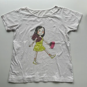 Graphic tee - En skön graphic tee, sparsamt använd. Säljes då den inte passar mig längre :,)