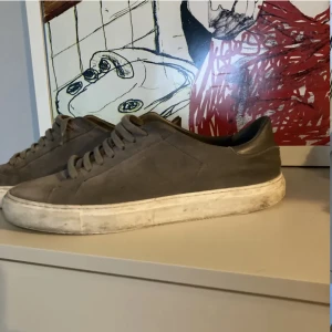 Axel Arigato Clean 90 - Använda i en sommar (2022). Bra, skick, går att tvätta så blir dom finare. Skön sko med stilren look.