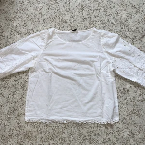 Långärmad blus  - Vit långärmad / 3/4 ärmad blus med resår vid slutet av ärmen samt speciellt mönster på ärmarna (se bild), köparen står för frakten och priset går att förhandla 