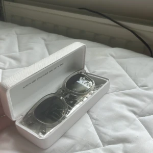 Chimi 02 gray - Säljer nu mina chimis i använt skick, Glaset är lite vattenskadat men inget som märks eller syns på!