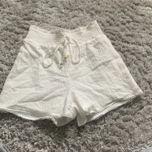Vita linne shorts - High waisted linne shorts. Dem har aldrig använts och ser nya ut. Lappen är avklippt så jag vet inte var dem är köpta ifrån. Dem är köpta för 130kr iaf Dem är väldigt stretchiga 