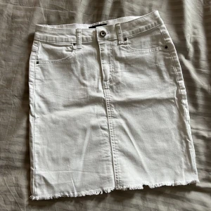 Vit jeanskjol  - Jeanskjol från pieces med rå kant nedtill. Använd vid endast ett tillfälle så i princip nyskick. 150kr och köparen står för ev frakt!