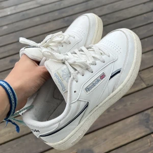 Reebok Club C 85 - Reebok Club C 85. Använda ett par gånger. På bilden är de INTE rengjorda, dvs de kommer bli finare innan jag skickar iväg dem!