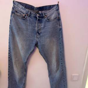 Jag säljer mina använda Weekday Jeans som tyvärr har blivit försmå. Dem har en liten defekt vid en av fickorna (Kp för bild) annars är dem i bra skick och är otroligt sköna. Dem är i modellen Space Relaxed straight. 