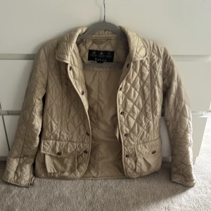 Barbour - Stl 34 Väldigt fint skick.  Köpt på NK för fyra år sedan men knappt använt. 