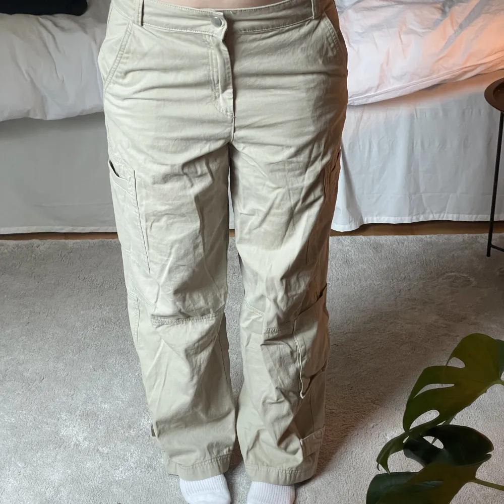 Jättesnygga oversized cargo byxor i storlek 42 från HM🥰 så snygga verkligen men kommer tyvärr inte till användning längre. Jeans & Byxor.