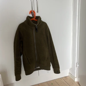 Jacka - Snygg didriksons jacka med vindskydd på insidan. Har inga tecken på användning på utsidan, däremot har sömmen längst nere på vindtyget gått upp på insidan. Detta är inget som stör användningen eller som syns när den väl är på. Därav det billiga priset 😊