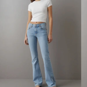 Ljusblå flare jeans - Jeans som inte kommer till användning längre! Väldigt stretchiga och bekväma och är i bra skick😊