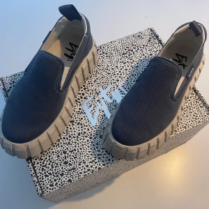 Odessa S-O Sneakers in Midnight - Odessa Sneackers i Storlek 40, bra skick använda fåtal gånger