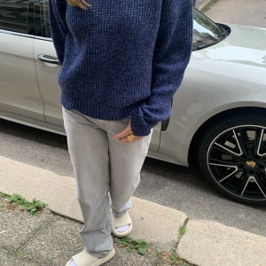 Gråa lågmidjade jeans! - As snygga jeans från ginatricot i strl 38. Säljer då dom är lite för stora för mig som e 169 & har s. Är ni längre eller är strl s+\m kommer de sitta skitnsyggr 💓💓❤️‍🔥nypris 499:- obs tröjan säljs också!