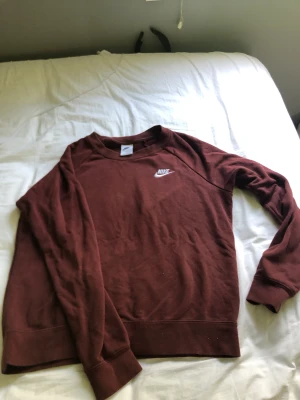 Nike sweatshirt  - Säljer denna Nike sweatshirt som inte kommer till användning nå mer, köpte den för 374 kr och säljer den för 120kr plus frakt💕