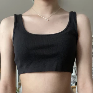 svart crop top - svart crop top linne ifrån h&m i storlek S 