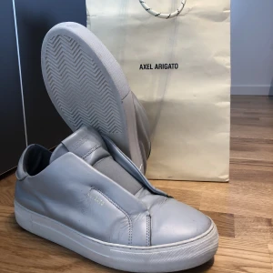 Arigato skor - Säljer ett par andvända Arigato 360 laceless. Skorna har sina repor men har fortfarande mycket kvar att ge. Reporna syns faktiskt inte mycket alls vid andvändning, utan mest när man håller den nära. För mer bilder eller frågor hör gärna av dig!