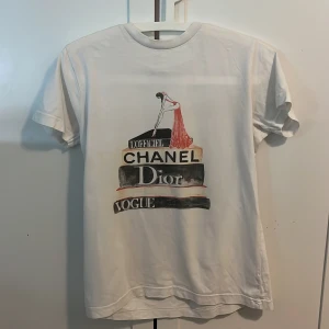 T-shirt - As cool t-shirt som inte längre kommer till användning. 🙌 köpt för 200kr 🙌 skriv till mig för funderingar 😋❣️