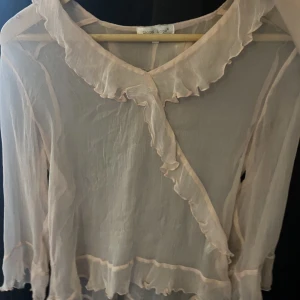 Blus  - Sååååå snygg ljusrosa blus typ som e genomskinlig man kan ha ett linne under elr bara en snygg bh, it helt säker på att sälja men den användes inte så mycket 😇🥰storlek m/l men sitter som en xs/s
