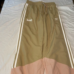 Adidas baggy byxor - Adidas baggy byxor. Aldrig använda. Bra skick. Köptes i julas.