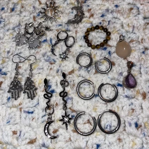 Smycken  - Örhängen 20-40kr. Halsbands hängen 30- 40kr. Bellypercing 30-100kr