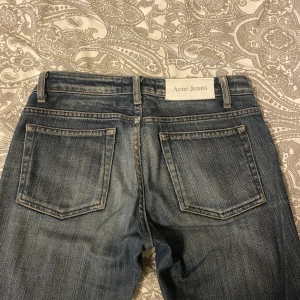 Acne jeans  - As snygga vintage Acne jeans. Lågmidjade och i en rak modell, mörkblåa. Liten defekt som inte påverkar jeansen alls , kom privat för bild🩷 Midja:36cm Innerbenslängd: 78cm Passar mig som brukar ha W27 och 80cm innerbenslängd.
