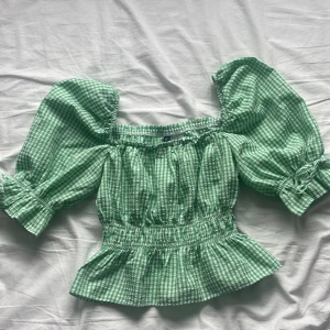 Grön/vit rutig topp med puffärm - Jättefin grön/vit rutig topp med puffärm, superfin men kommer tyvärr inte till användning, använd enstaka gånger!🤩💚