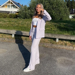 Kavaj + kostymbyxor set 💜 - Säljer mitt lila set med kavaj och kostymbyxor då det blivit lite för litet för mig! Har använt det några gånger men de är fortfarande i ett superbra skick! 💜 hör av er om ni vill ha fler bilder 