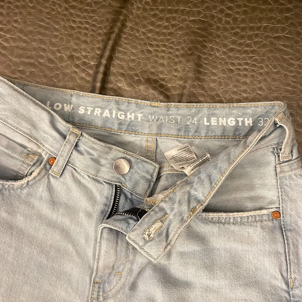 Ljusblå lågmidjade jeans från bikbok, rak/utsvängd passform, strl w24 l32, använda få gånger så de är i bra skick💓  Pris går att diskutera!! Köpta för 699 kr.. Jeans & Byxor.