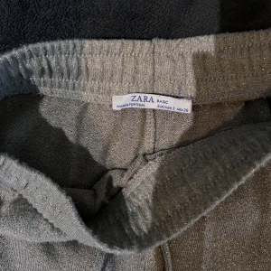 BYXOR - Glittriga byxor från Zara. Strl: S