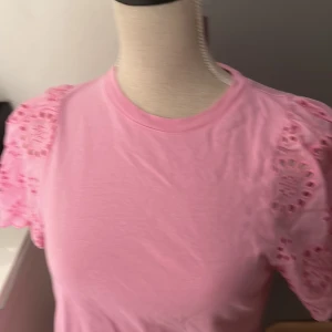 Rosa spets t-shirt - Jätte fint sick