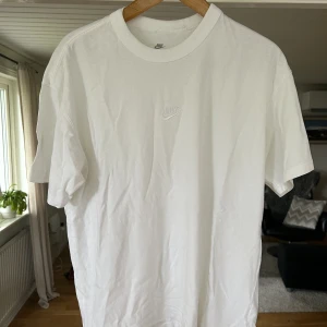 Nike t-shirt  - Säljer min Nike t-shirt, då den är lite stor på mig. Har används enstaka gånger, loose fit!