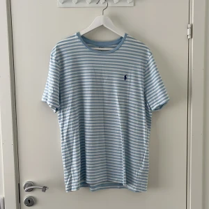 Ralph Lauren T-shirt - Säljer nu en grymt fräsch Ralph Lauren t-shirt. Den har tyvärr knappt kommit till användning. Skick: 10/10 Ord pris: 849kr PRIS EJ HUGGET I STEN!