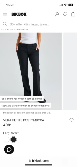 Låg midjade kostymbyxor  - Jag säljer mina lågmidjade kostymbyxor med slits från bik bok pågrund utav att de aldrig kommer till anvdvändning💓 dom är petit så de är lite kortare än vanligt men har sprätt upp sömnen där nere som ni kan se💓är snäppet korta på mig som är ca 160💓 