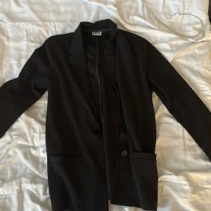 Kavaj  - Säljer min kavaj från JDY, storlek M men är ungefär som S. Använd en gång. 